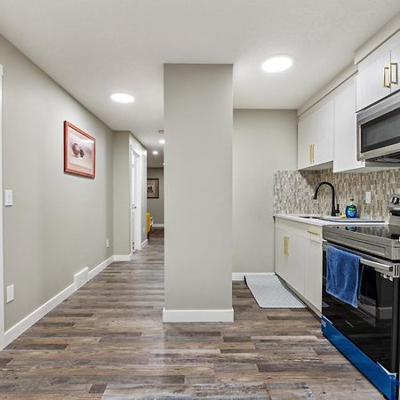 Modern 2 Bedroom Basement Suite With Laundry Калгари Экстерьер фото