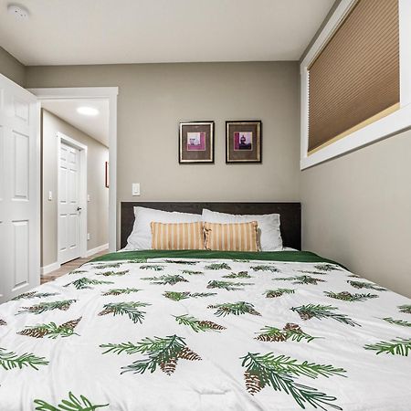 Modern 2 Bedroom Basement Suite With Laundry Калгари Экстерьер фото