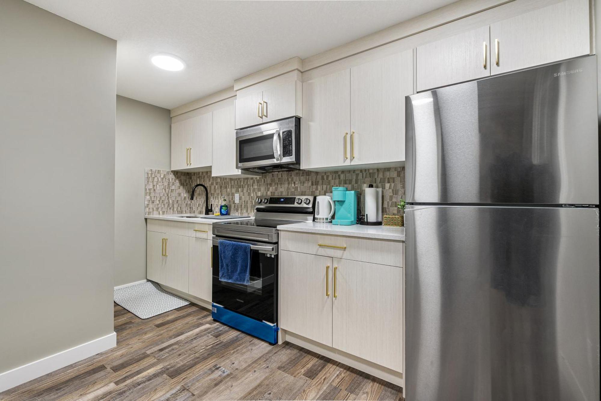 Modern 2 Bedroom Basement Suite With Laundry Калгари Экстерьер фото