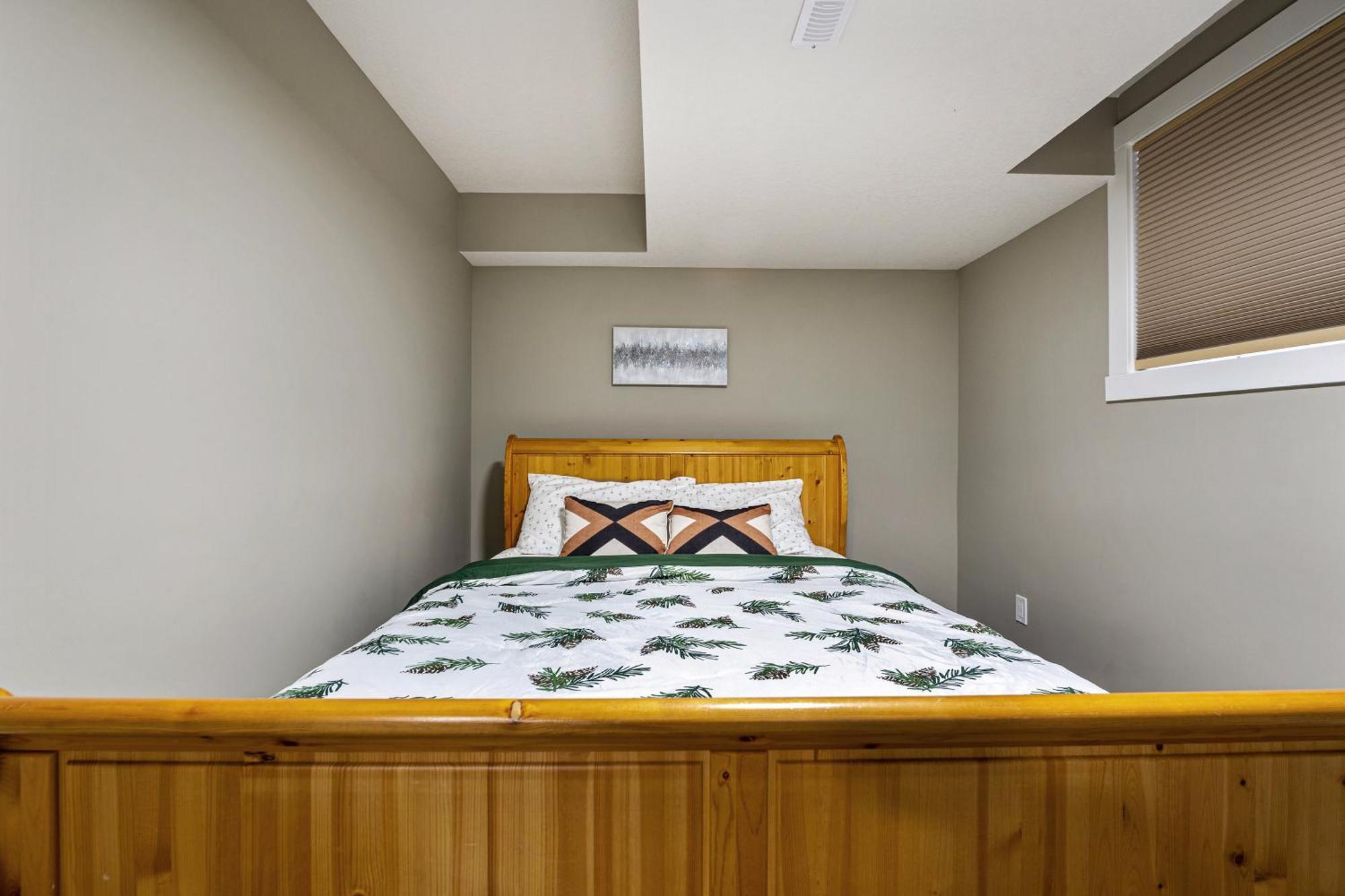 Modern 2 Bedroom Basement Suite With Laundry Калгари Экстерьер фото